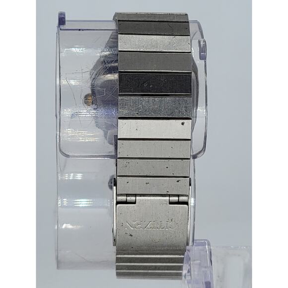 Vintage Citizen Quartz Water-Resistant Men's Watch - Classic Rectangular Design - Picture 7 of 8